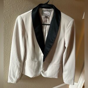 Forever 21 beige tuxedo suit jacket. Like new condition.